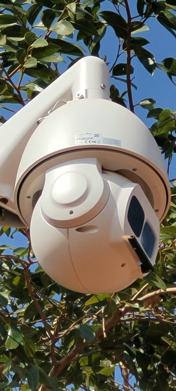 Câmera profissional de monitoramento instalada